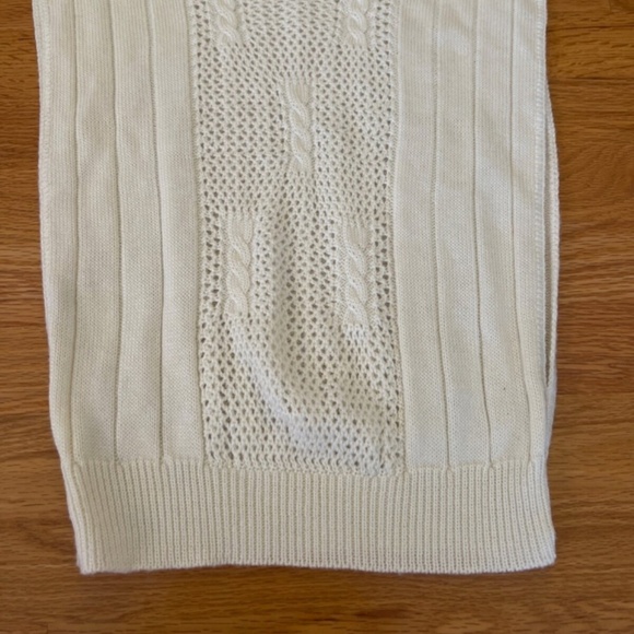 Vintage women’s small cream knit vest with long slits on the sides - Picture 2 of 2